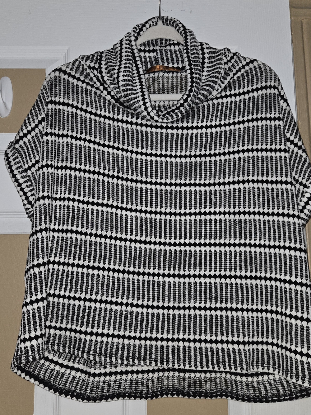 Belldini Black & White Patterned Cowl Neck Shortsleeve Knit